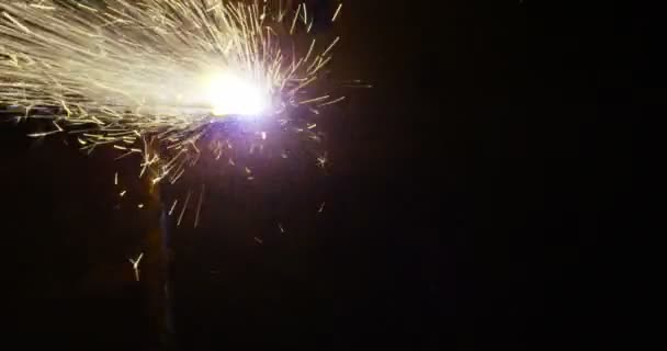 Schlosser Schneidet Mit Einem Laser Ein Halbes Stahlblech Wodurch Funken — Stockvideo