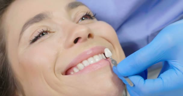 Ralenti Vidéo Femme Assise Hôpital Dentaire Dentiste Choisir Couleur Des — Video