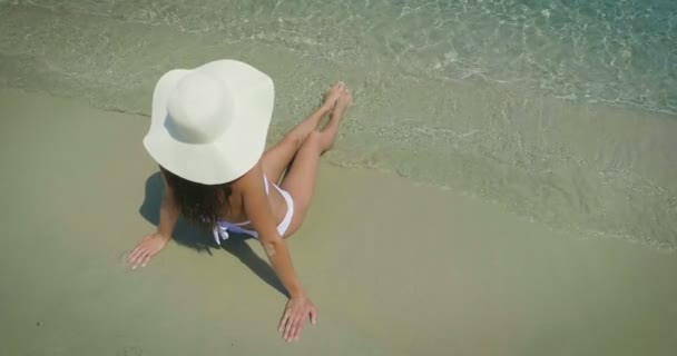 Vídeo Mulher Vestindo Chapéu Verão Branco Sentado Praia Areia — Vídeo de Stock