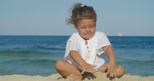 母女一家快乐地在海上玩耍 抱着白色的衣服微笑着 背景是大海蓝水 家庭的概念 母女友谊 — 图库视频影像
