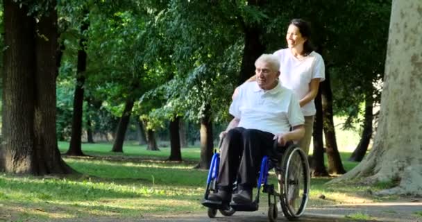 Βίντεο Του Φροντιστή Νοσοκόμα Συνταξιούχο Άνθρωπο Αναπηρικό Αμαξίδιο — Αρχείο Βίντεο