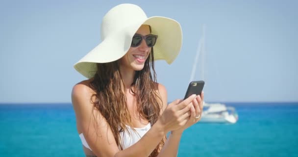 Відео Щасливої Жінки Переглядає Мобільний Телефон Стоїть Океанічній Воді — стокове відео