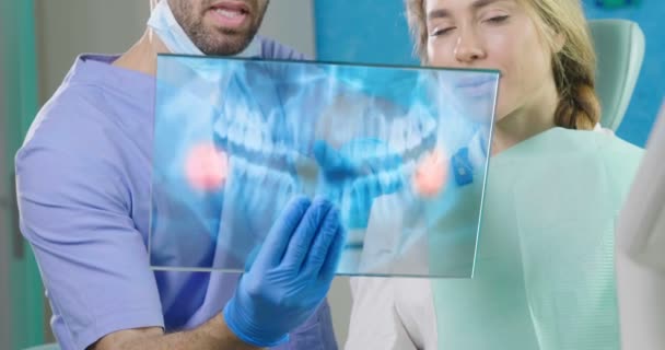 Ralenti Vidéo Médecin Montrant Femme Une Radiographie Verre — Video