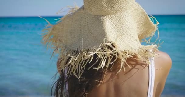 Vídeo Mulher Vestindo Chapéu Verão Branco Sentado Praia Areia — Vídeo de Stock