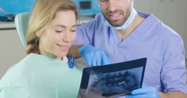 Video Del Dentista Doctor Hombre Mostrando Rayos Mujer — Vídeo de stock
