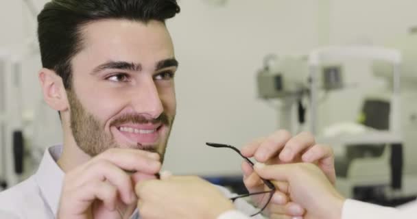 Okulista Wideo Kobiety Dając Klienta Man Nowe Okulary Optyczne Center — Wideo stockowe