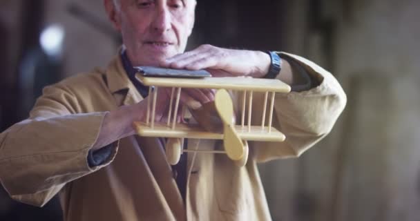 Una Carpintería Vieja Anciano Está Trabajando Madera Para Crear Avión — Vídeos de Stock