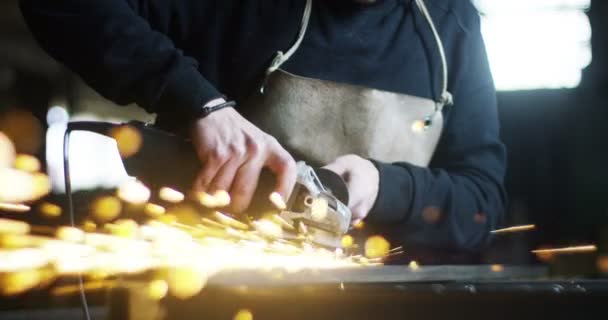 铁匠或焊工 其磨削平滑钢和铁的速度极慢 使表面光滑 砂轮与铁接触会产生火花 — 图库视频影像