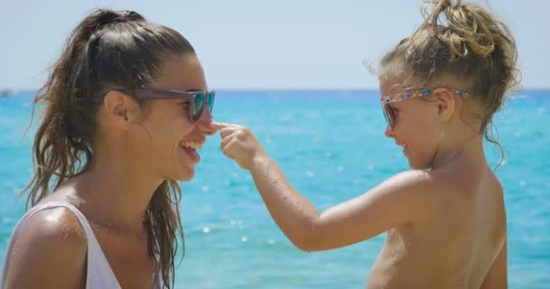 Melhores Momentos Mãe Com Uma Filha Pequena São Jogados Mar — Vídeo de Stock