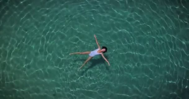 Vista Aérea Vídeo Mulher Flutuando Água Mar Transparente — Vídeo de Stock