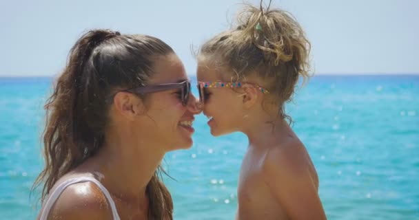 Найкращі Моменти Мати Маленькою Донькою Грається Морі Сонцезахисних Окулярах Купальнику — стокове відео
