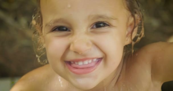 Portret Pięknej Małej Dziewczynki Zabawy Nad Morzem Ładna Uśmiechając Się — Wideo stockowe