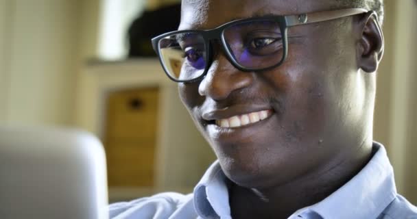 Video Feliz Sonriente Afroamericano Inteligente Hombre Gafas Sentado Monitor Computadora — Vídeos de Stock