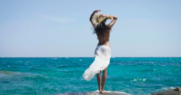 Back View Vídeo Beautiful Woman Wearing White Swimwear Pareo Standing — Vídeo de Stock