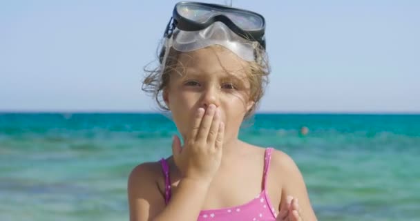 Schönes Kleines Mädchen Das Auf Dem Meer Spielt Niedlich Lächelnd — Stockvideo