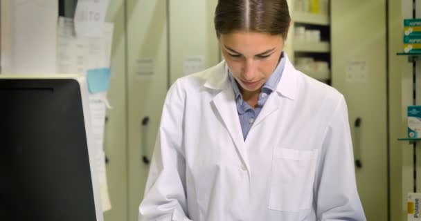 年轻的女医生与计算机工作 — 图库视频影像