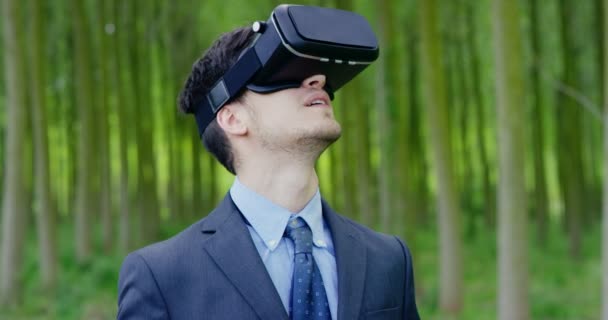 Ung Trevlig Man Använder Verkligheten Livet Med Oculus Och Augmented — Stockvideo