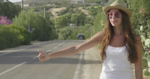 Uma Bela Jovem Turista Sorri Óculos Usando Chapéu Palha Pega — Vídeo de Stock