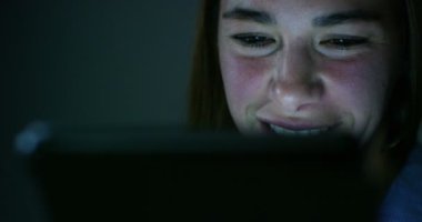 bir tablet, smartphone.the gelecek web teknoloji ve video teknolojisi kavramının kullanırken gece kadının gözleri makro. bağlantıları ve web ile çocukların gelecekle. Enterne muhafaza.