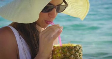 kadının ananas suyu kum plajındaki video 