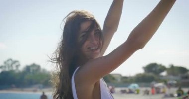 tatil olması ve beyaz pareo ile eğleniyor rüzgarla gülen kadın video 