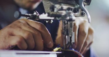 Profesyonel bir dikiş makinesi ile beyaz iplik bir İtalyan couture kumaş dikiş süper ağır çekim, yüksek moda kıyafet terzi diker. Sanayi, gelenek, moda kavramı