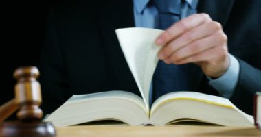 Sigorta tazminatı veya ceza davaları için tokmak hakimi olan avukatların ya da noterlerin açık artırması ya da sahnesi. Hukuk ve avukat kavramı, yargı ve yasama demokratik hukuka uygulandı.