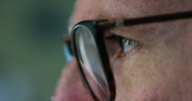 adam çalışma ve gözlük takan yakın video 