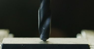 Makro çekim demir ya da çelik bir levha delip geçiyor bir tatbikat. Dairesel bir hareket ile metal matkap ucu malzeme delip geçiyor. Kavram: mühendislik, sanayi, teknoloji, Anahtar Kilit Hizmetleri ve inşaat