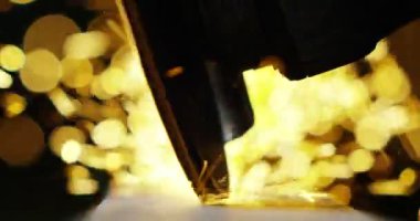 Demirci ya da kaynakçı, çelik ve demiri son derece yavaş çekimde yüzeyi pürüzsüz hale getirmek için öğütüyor. Demirle değirmen tekerleği teması kıvılcımlara neden oluyor. İş, çilingir endüstrisi, çilingir endüstrisi..