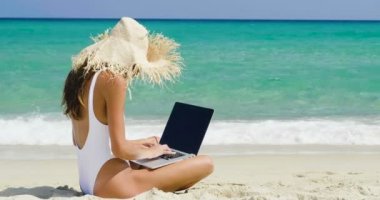 kumsalda oturuyor ve dizüstü bilgisayar kullanarak kadın ağır çekim video