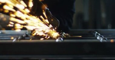 Demirci ya da kaynakçı, çelik ve demiri son derece yavaş çekimde yüzeyi pürüzsüz hale getirmek için öğütüyor. Demirle değirmen tekerleği teması kıvılcımlara neden oluyor. İş, çilingir endüstrisi, çilingir endüstrisi..