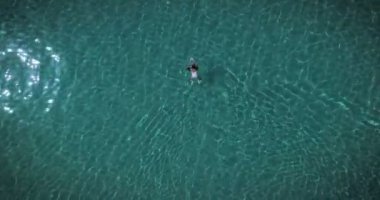 havadan görünümü video şeffaf deniz suda yüzen kadın 