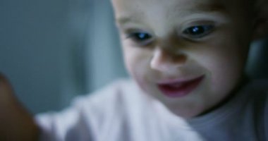 bir tablet, smartphone.the gelecek web teknoloji ve video teknolojisi kavramının kullanırken çocuğun gözleri makro. bağlantıları ve web ile çocukların gelecekle. Enterne muhafaza.