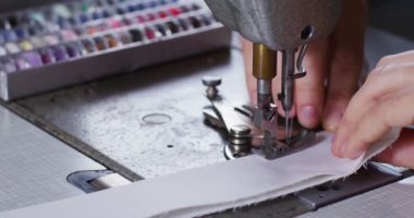 Profesyonel bir dikiş makinesi ile beyaz iplik bir İtalyan couture kumaş dikiş süper ağır çekim, yüksek moda kıyafet terzi diker. Sanayi, gelenek, moda kavramı