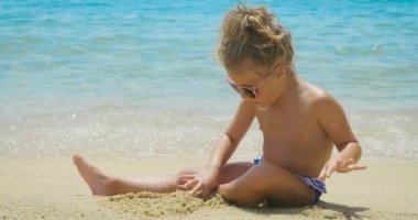 Deniz, güneş gözlüğü, arka plan mavi deniz suyu gülümseyen şirin eğleniyor güzel küçük bir kız portresi. Konsept: çocuk, çocukluk, yaz saati, özgürlük, çocuk, kız, Bebek, gülümseme.