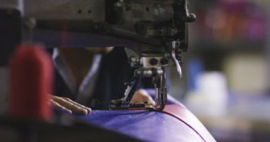 Profesyonel bir dikiş makinesi ile beyaz iplik bir İtalyan couture kumaş dikiş süper ağır çekim, yüksek moda kıyafet terzi diker. Sanayi, gelenek, moda kavramı