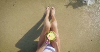 deniz, rahatlama ve rüya tatil, seyahat ve uzak yerleri ziyaret etmek için tutku bir kavramı, tropik bir cennette bir kız denizde rahatlatır.