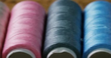 Makro çekim dikiş iplik kumaşlar ile renkli rulo. Tüm renklerde rulo gel ve tonları ile dikiş iğne ve peruk her türlü iplik. Konsept: terzilik geleneği, renk, moda, giyim