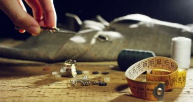 Düğmeden terzi kesme ipliği kapatma