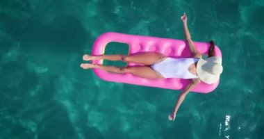 havadan görünümü video tatil olması ve temiz su şişme yatak üzerinde yüzen kadın