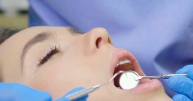 Hastanede otururken açılan ağız ile dişçi doktora diş gösteren kadın video 