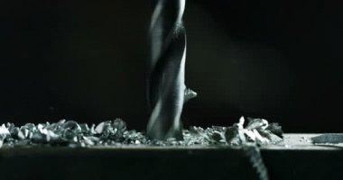 Makro çekim demir ya da çelik bir levha delip geçiyor bir tatbikat. Dairesel bir hareket ile metal matkap ucu malzeme delip geçiyor. Kavram: mühendislik, sanayi, teknoloji, Anahtar Kilit Hizmetleri ve inşaat
