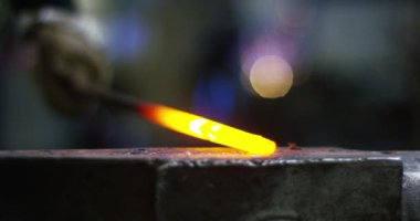 Sektöründe sıcak demir örs ve nedenleri sıcak bir çekiç ile dokunarak çalışan bir demirci, kıvılcım. Demirci kaynak makinası kullanarak bir işçi. Kavram: Sanayi, el sanatları, demir ve çelik