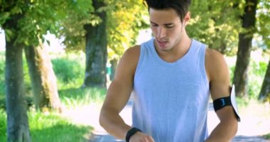 holografik hologram kullanarak yakışıklı esmer adam video, kalp atışı bakar, nabız, kardiyo ve parkta çalışan 