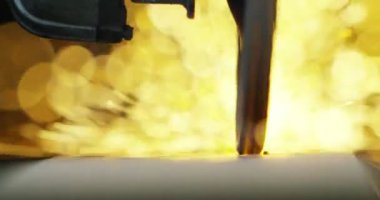 Demirci ya da kaynakçı, çelik ve demiri son derece yavaş çekimde yüzeyi pürüzsüz hale getirmek için öğütüyor. Demirle değirmen tekerleği teması kıvılcımlara neden oluyor. İş, çilingir endüstrisi, çilingir endüstrisi..