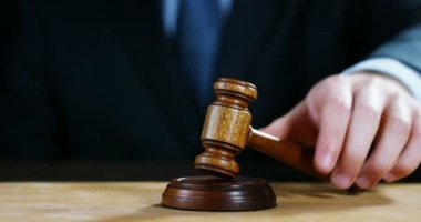 Açık artırma veya avukat veya Noterler tokmak Yargıç sigorta tazminat veya ceza davaları ile sahne.