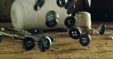 Masaya düşen düğmelerin kapatılması
