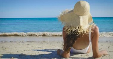 kadın giyiyor beyaz yaz şapka ve yalancı beach video 