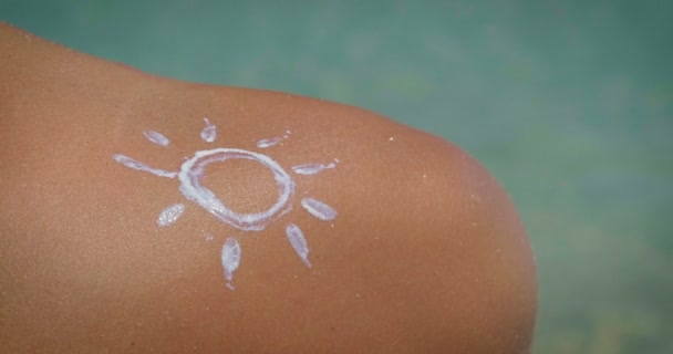 Menina Jovem Bonita Usa Cremes Para Proteger Dos Raios Sol — Vídeo de Stock
